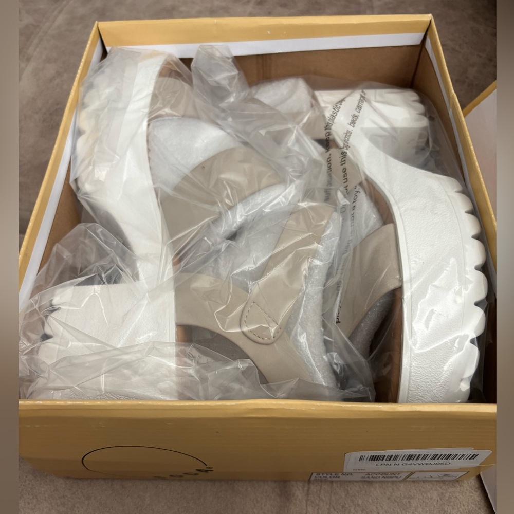 NIB Soda ACCOUNT Women's 9 Open Toe Block Heel Sandals